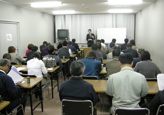 講演中の当事務所代表